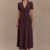 Abito midi in maglia a maniche corte Pearson – Cioccolato Abito midi in maglia a maniche corte Pearson – Cioccolato