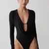 Body aderente a maniche lunghe con collo a cappuccio Ren – Nero Body aderente a maniche lunghe con collo a cappuccio Ren – Nero