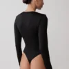 Body aderente a maniche lunghe con collo a cappuccio Ren – Nero Body aderente a maniche lunghe con collo a cappuccio Ren – Nero