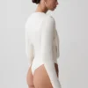 Body aderente a maniche lunghe con scollo a barchetta Ren – Avorio Body aderente a maniche lunghe con scollo a barchetta Ren – Avorio