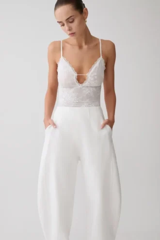 Body in pizzo trasparente con scollo a V Jasper – Avorio