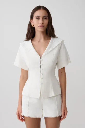 Camicia a maniche corte Melody con colletto in pizzo – Bianco Camicia a maniche corte Melody con colletto in pizzo – Bianco