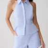 Camicia senza maniche con scollo all’americana Allison – Gessato blu Camicia senza maniche con scollo all’americana Allison – Gessato blu