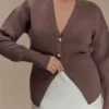 Cardigan in maglia con bottoni Amanda – Marrone cacao Cardigan in maglia con bottoni Amanda – Marrone cacao