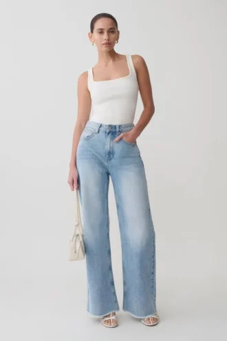 Jeans in Denim a gamba dritta Sebastian con orlo sfrangiato – Blu chiaro slavato