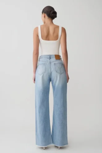 Jeans in Denim a gamba dritta Sebastian con orlo sfrangiato – Blu chiaro slavato