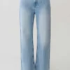 Jeans in Denim a gamba dritta Sebastian con orlo sfrangiato – Blu chiaro slavato Jeans in Denim a gamba dritta Sebastian con orlo sfrangiato – Blu chiaro slavato