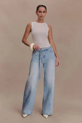Jeans Perrie a vita media e gamba dritta con cintura – Blu chiaro slavato Jeans Perrie a vita media e gamba dritta con cintura – Blu chiaro slavato