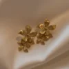 Orecchini a goccia con fiore Infatuated – Oro Orecchini a goccia con fiore Infatuated – Oro