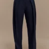 Pantaloni a vita alta con pieghe Penelope – Blu navy scuro Pantaloni a vita alta con pieghe Penelope – Blu navy scuro