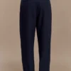 Pantaloni a vita alta con pieghe Penelope – Blu navy scuro Pantaloni a vita alta con pieghe Penelope – Blu navy scuro