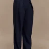 Pantaloni a vita alta con pieghe Penelope – Blu navy scuro Pantaloni a vita alta con pieghe Penelope – Blu navy scuro