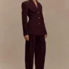 Pantaloni a vita alta con pieghe Penelope – Mogano Pantaloni a vita alta con pieghe Penelope – Mogano