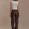 Pantaloni a vita media in ecopelle Theo – Cioccolato fondente Pantaloni a vita media in ecopelle Theo – Cioccolato fondente