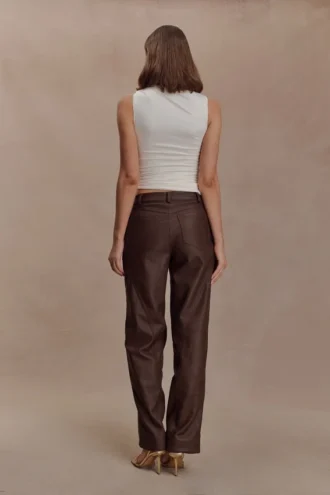 Pantaloni a vita media in ecopelle Theo – Cioccolato fondente Pantaloni a vita media in ecopelle Theo – Cioccolato fondente