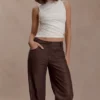 Pantaloni a vita media in ecopelle Theo – Cioccolato fondente Pantaloni a vita media in ecopelle Theo – Cioccolato fondente