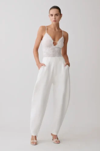 Body in pizzo trasparente con scollo a V Jasper – Avorio