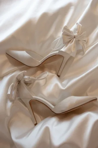 scarpe con tacco e fiocco in raso bianco 1 330x496 - Scarpe con tacco e fiocco in raso - Bianco