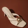 Tacchi alti Jodie con dettagli metallici – Avorio Tacchi alti Jodie con dettagli metallici – Avorio