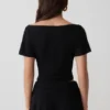 Top a maniche corte con balze in modal Talise – Nero Top a maniche corte con balze in modal Talise – Nero