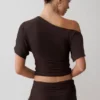 Top aderente con spalle scoperte Luu – Cioccolato fondente Top aderente con spalle scoperte Luu – Cioccolato fondente