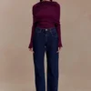 Top in maglia a maniche lunghe asimmetrico Mazie in misto cashmere – Prugna Top in maglia a maniche lunghe asimmetrico Mazie in misto cashmere – Prugna