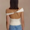 Top in maglia con spalle scoperte Carley – Avorio