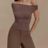 Top in maglia con spalle scoperte Carley – Marrone cacao
