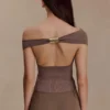 Top in maglia con spalle scoperte Carley – Marrone cacao