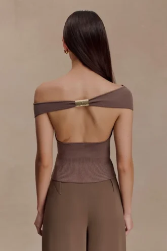 Top in maglia con spalle scoperte Carley – Marrone cacao Top in maglia con spalle scoperte Carley – Marrone cacao