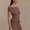 Top in maglia con spalle scoperte Carley – Marrone cacao
