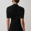 Top Linh Slinky con collo alto e arricciature – Nero