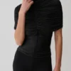 Top Linh Slinky con collo alto e arricciature – Nero