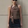 Top Marina con scollo all’americana e dettagli metallici – Marrone cacao Top Marina con scollo all’americana e dettagli metallici – Marrone cacao