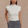 Top senza maniche con collo alto Ellia – Bianco Top senza maniche con collo alto Ellia – Bianco