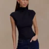 Top senza maniche con collo alto Freesia – Nero Top senza maniche con collo alto Freesia – Nero