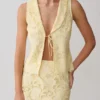 Top senza maniche con lacci sul davanti Tessa Broderie – Giallo limone Top senza maniche con lacci sul davanti Tessa Broderie – Giallo limone