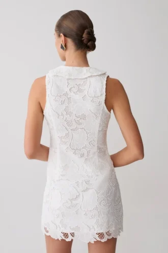 Top senza maniche con ricamo Tessa e scollo allacciato sul davanti – Bianco
