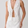 Top senza maniche con ricamo Tessa e scollo allacciato sul davanti – Bianco Top senza maniche con ricamo Tessa e scollo allacciato sul davanti – Bianco