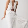Top senza maniche con ricamo Tessa e scollo allacciato sul davanti – Bianco Top senza maniche con ricamo Tessa e scollo allacciato sul davanti – Bianco