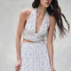 Top senza maniche con scollo all’americana plissettato Amaris – Stampa floreale a piccoli motivi Top senza maniche con scollo all’americana plissettato Amaris – Stampa floreale a piccoli motivi