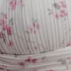 Top senza maniche con scollo all’americana plissettato Amaris – Stampa floreale a piccoli motivi Top senza maniche con scollo all’americana plissettato Amaris – Stampa floreale a piccoli motivi