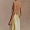 Vestito lungo con scollo all’americana in raso Bella – Giallo limone Vestito lungo con scollo all’americana in raso Bella – Giallo limone