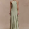 Vestito lungo con scollo all’americana in raso Bella – Salvia Vestito lungo con scollo all’americana in raso Bella – Salvia