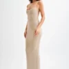Vestito lungo Jasmyn Hot Fix con schiena in rete – Nude Vestito lungo Jasmyn Hot Fix con schiena in rete – Nude