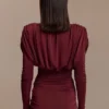 Vestito mini con scollo a V e maniche lunghe Hayden – Borgogna